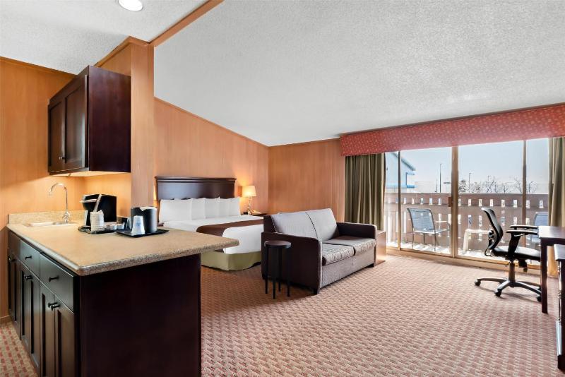 King Room with Kitchenette - Non-Smoking image 1