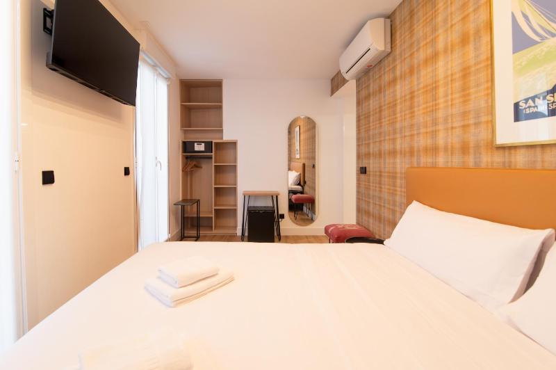 Double Room with Balcony image 3