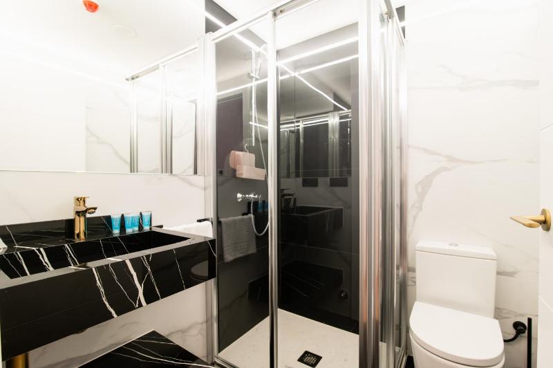 Double Room with Balcony image 4