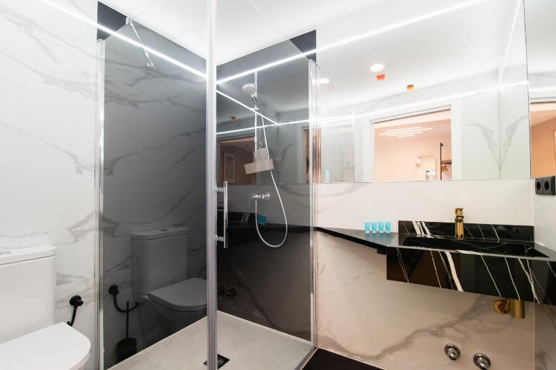 Double Room with Balcony image 1