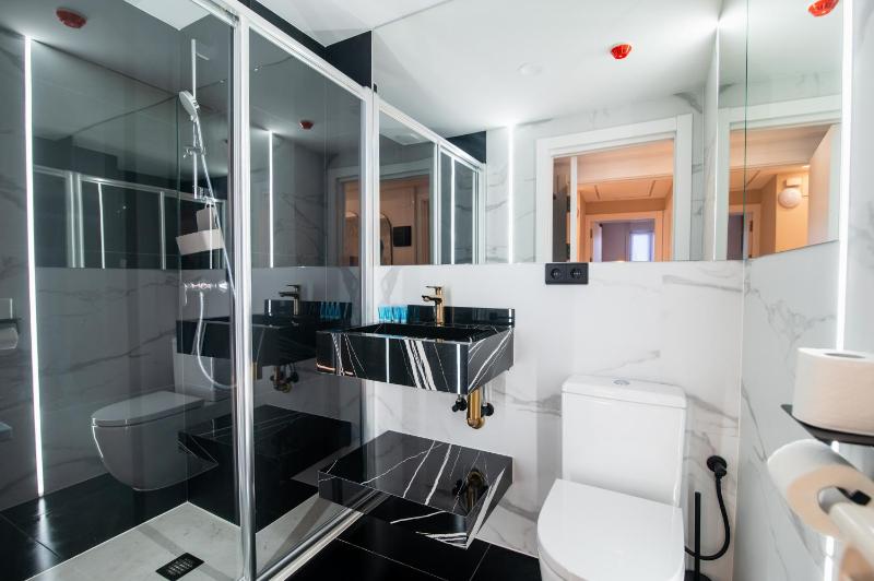 Boulevard Roomss - image 8