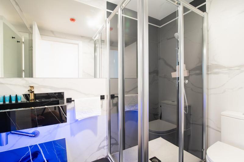 Boulevard Roomss - image 6