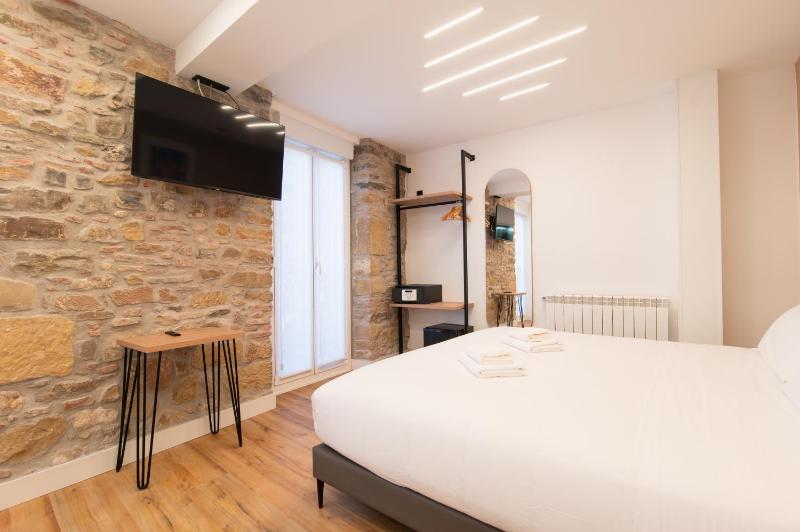 Double Room with Balcony image 4