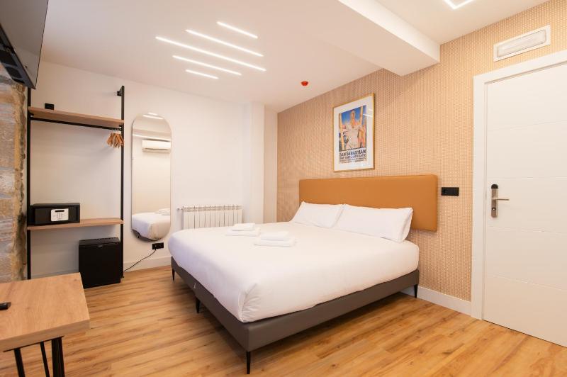 Double Room with Balcony image 3