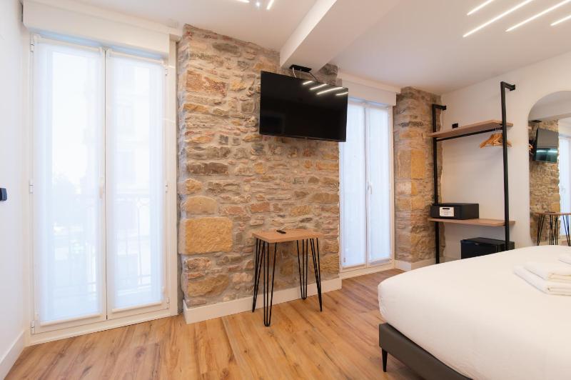 Double Room with Balcony image 2