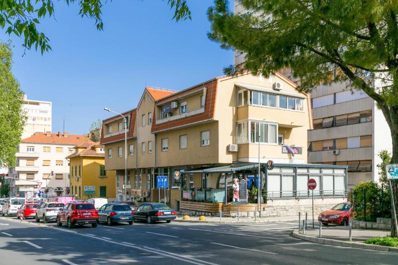 Apartments with parking space Split - 24252 - image 1