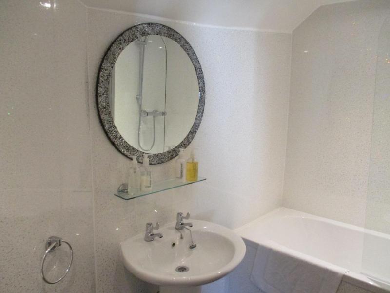 Double Room with En-Suite Bathroom image 4