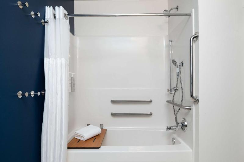 Queen Room with Two Queen Beds and Accessible Tub - Mobility and Hearing Access image 2
