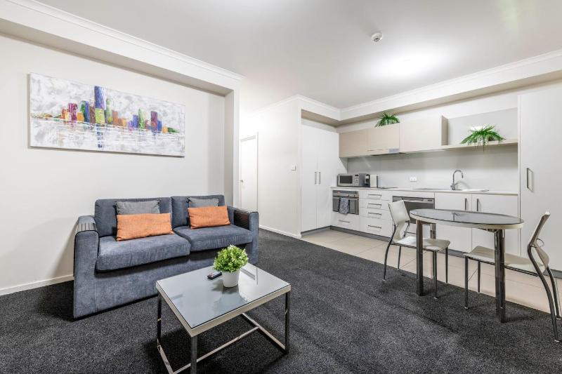 Stylish Stay Near Lake Tuggeranong - image 14