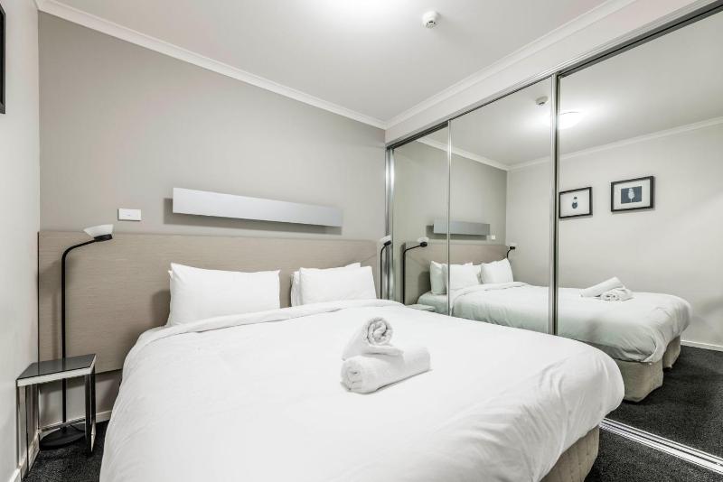 Stylish Stay Near Lake Tuggeranong - image 11