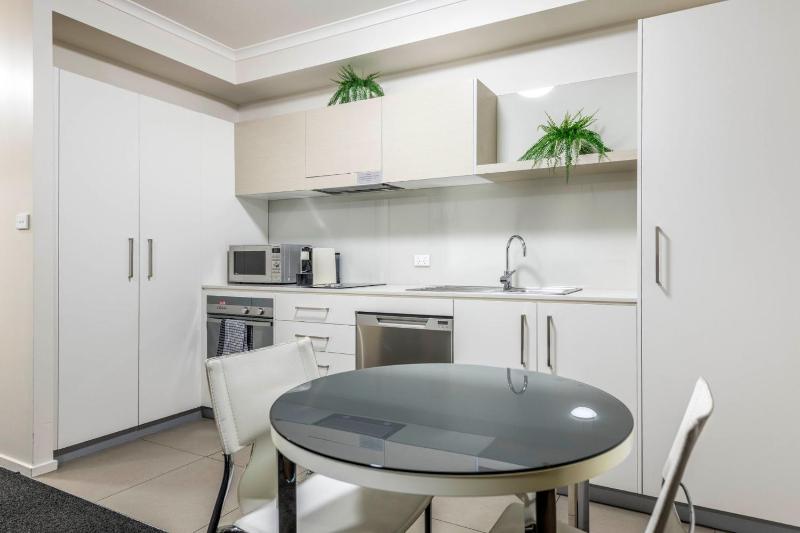 Stylish Stay Near Lake Tuggeranong - image 10