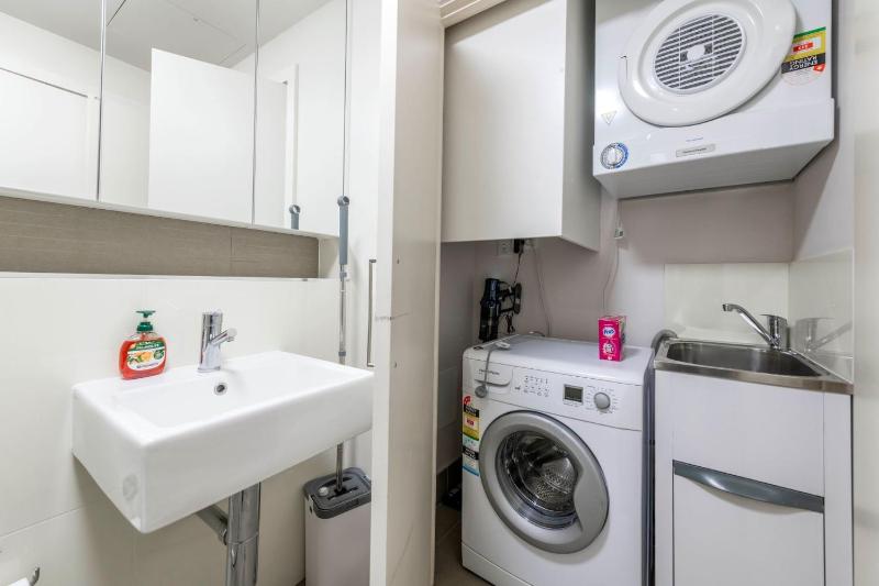 Stylish Stay Near Lake Tuggeranong - image 8