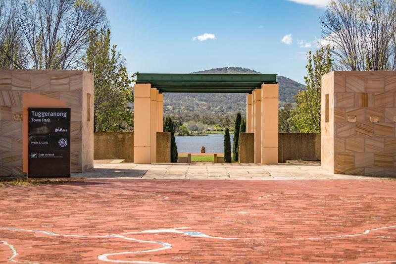 Stylish Stay Near Lake Tuggeranong - image 16