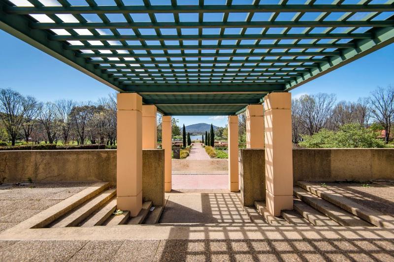 Stylish Stay Near Lake Tuggeranong - image 6
