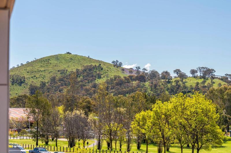Stylish Stay Near Lake Tuggeranong - image 2