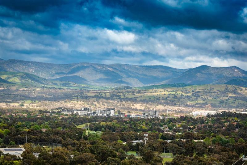 Stylish Stay Near Lake Tuggeranong - image 13