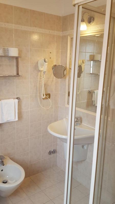 Economy Double Room image 4