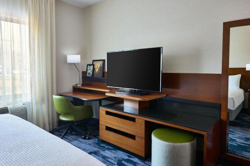 King Room with Adapted Tub - Mobility Accessible image 3