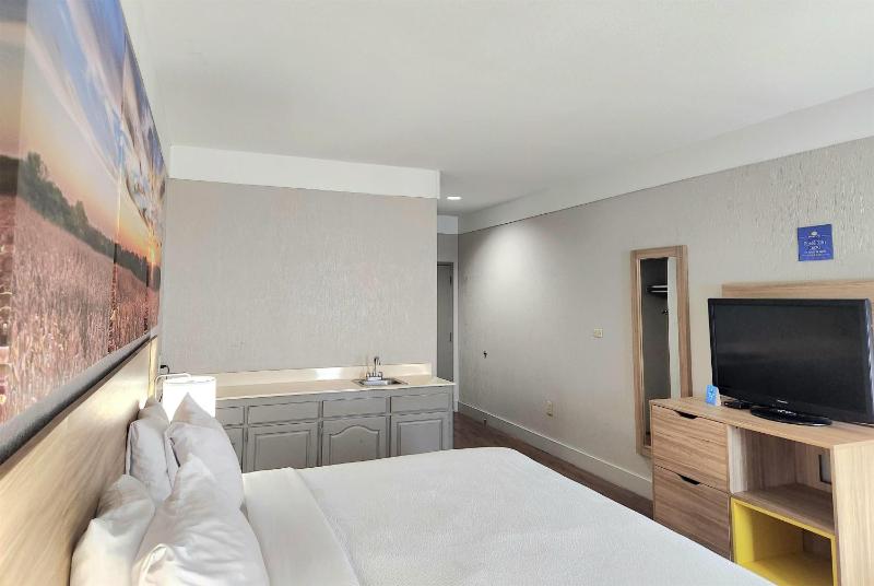 Queen Suite - Non-Smoking image 1
