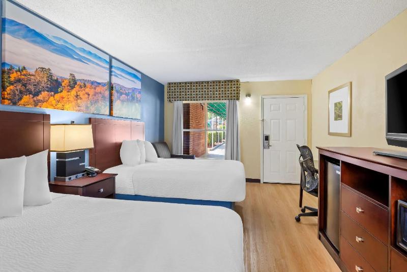 Double Room with Two Double Beds - Smoking image 2