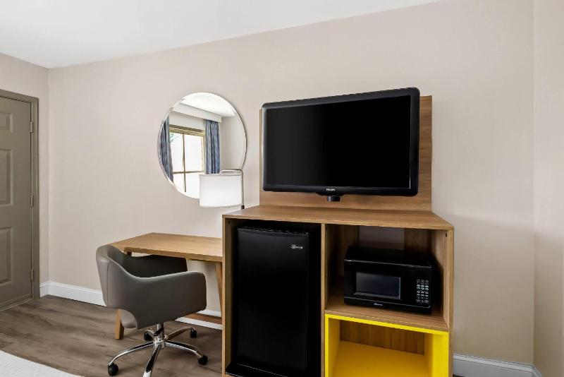 Deluxe Double Room with Two Double Beds - Non-Smoking image 2