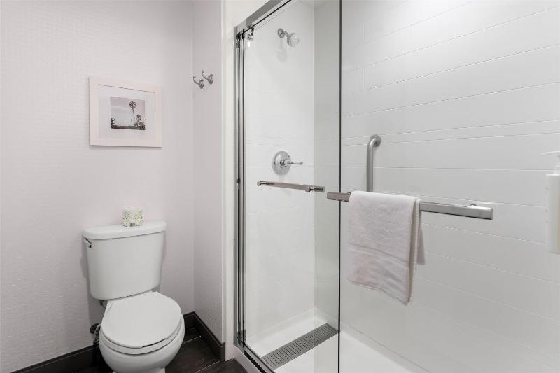 One-Bedroom King Suite with Whirlpool - Non-Smoking  image 3