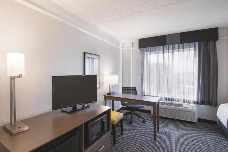 Double Room with Two Double Beds and Bath Tub - Mobility/Hearing Accessible - Non-Smoking image 1