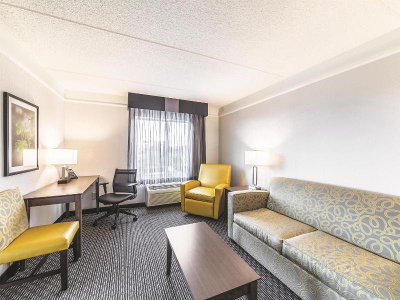 Deluxe King Room - Non-Smoking image 4