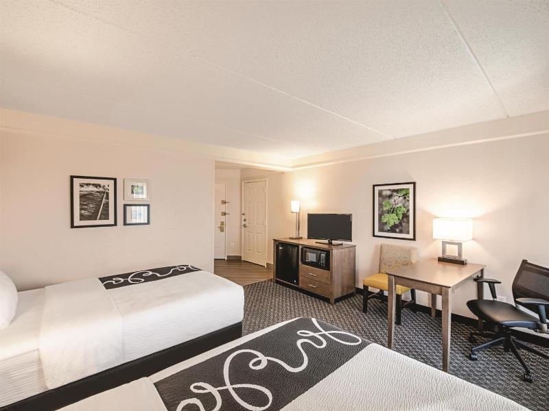 Double Room with Two Double Beds and Bath Tub - Mobility/Hearing Accessible - Non-Smoking image 2