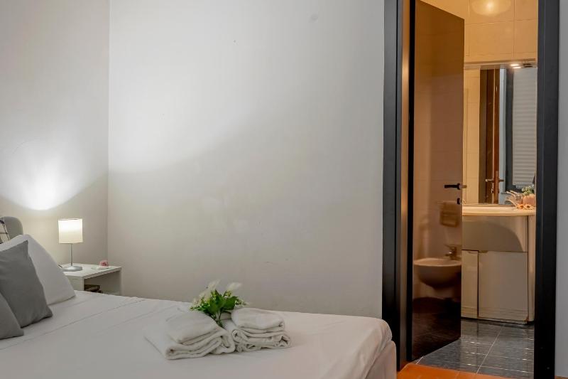 Double Room image 4