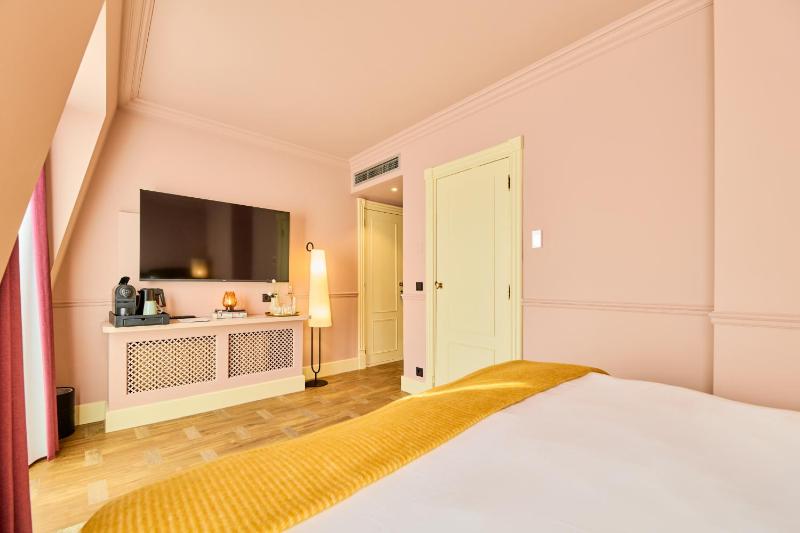 Deluxe Double Room image 4