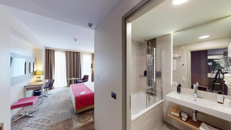 Privilege King Room image 2