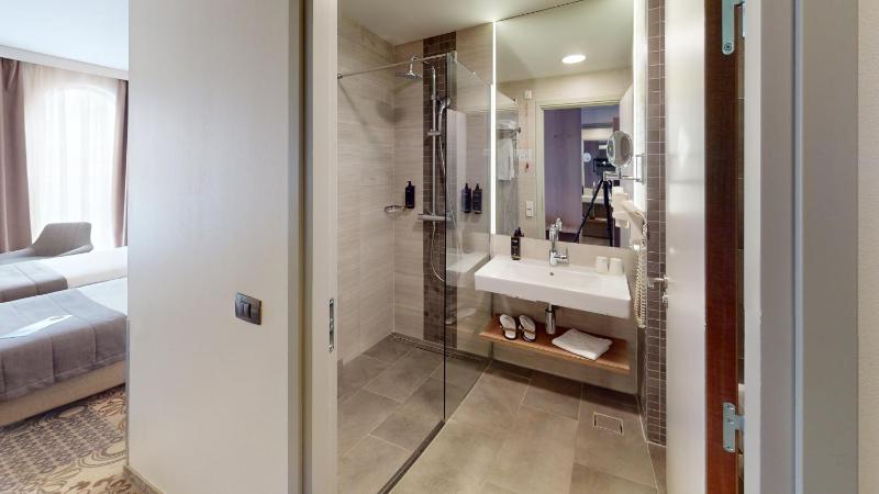 Superior Twin Room image 3