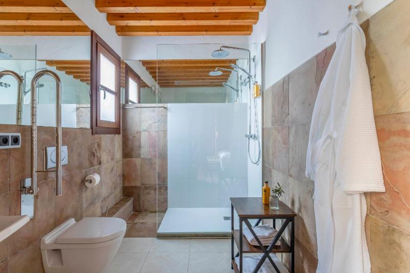 Double Room with Garden View image 4