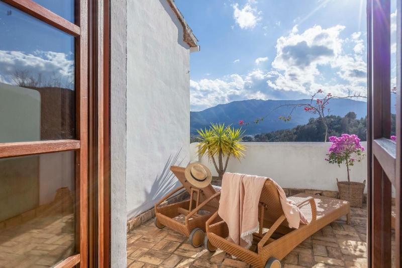 King Room with Mountain View image 1