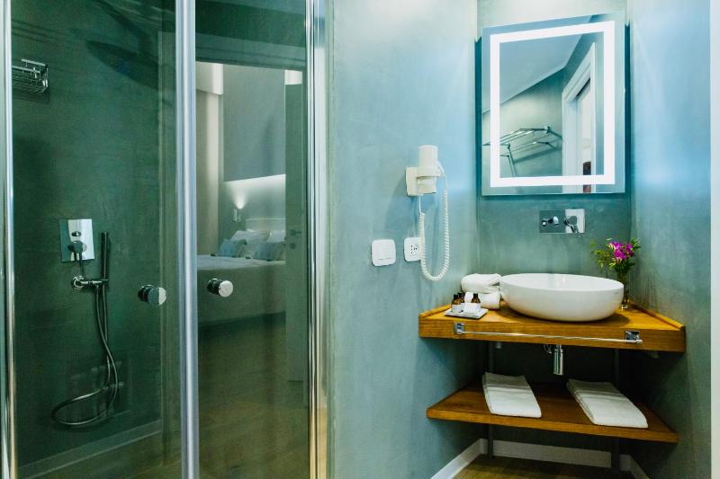 Deluxe Double Room with Balcony image 2