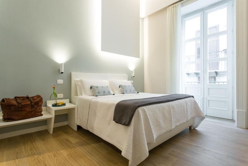 Deluxe Room image 3