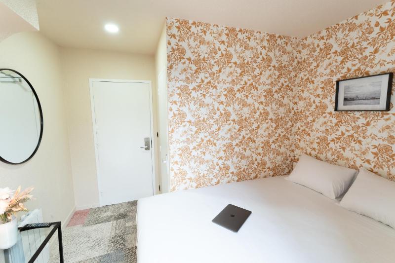 Small Double Room image 4