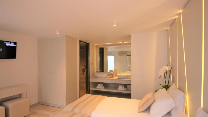 Cozy Small Double or Twin Room No-View image 3