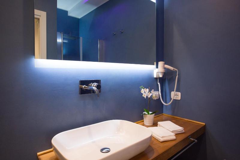 Junior Suite with Balcony image 3
