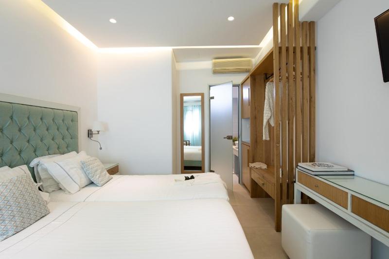Cozy Double or Twin Room with Common Patio image 4