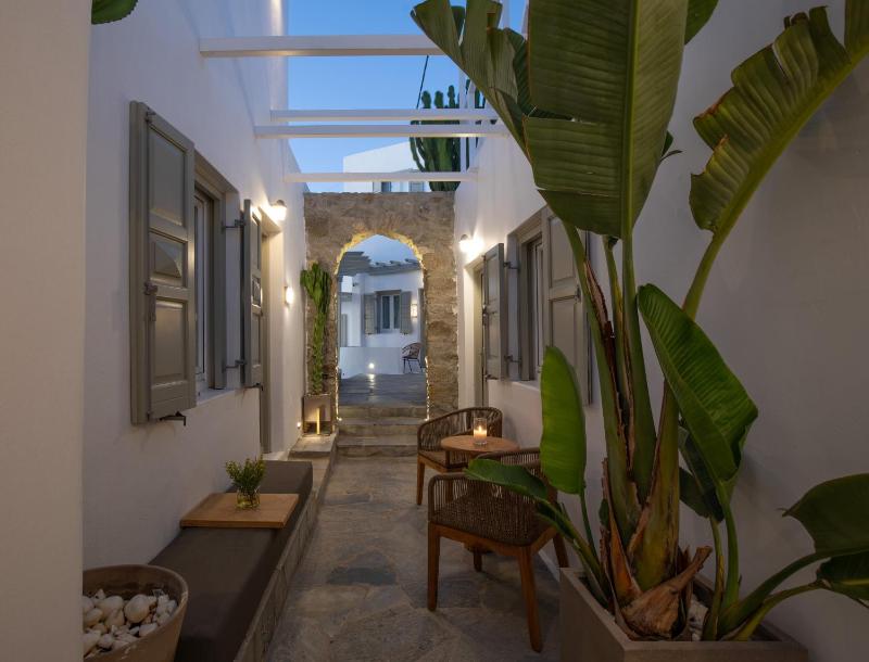 Cozy Double or Twin Room with Common Patio image 2