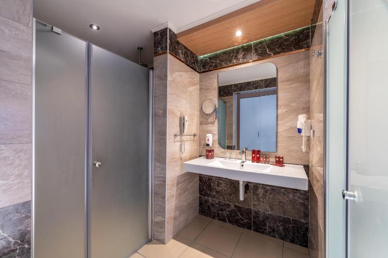 Superior Triple Room image 4