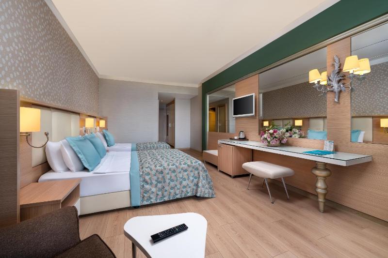 Superior Triple Room image 3