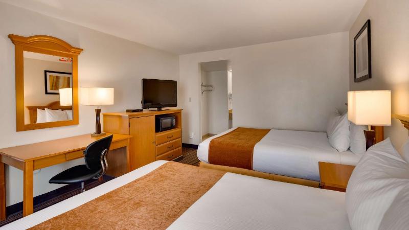 Queen Room with Two Queen Beds - Non-Smoking image 4