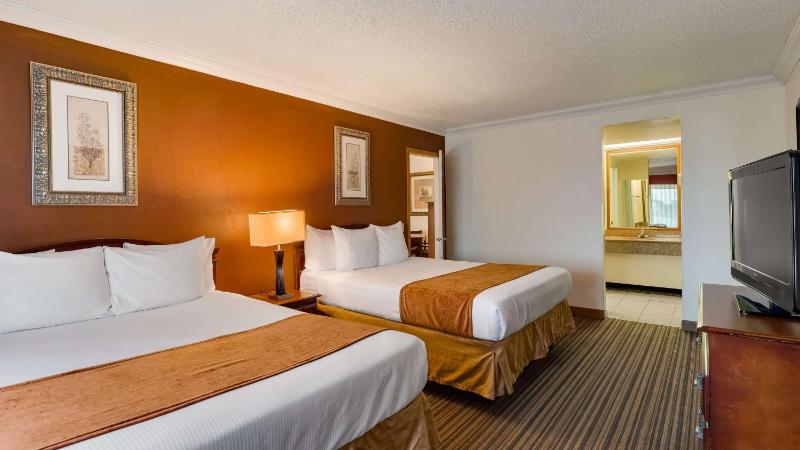 Queen Room with Two Queen Beds - Non-Smoking image 3