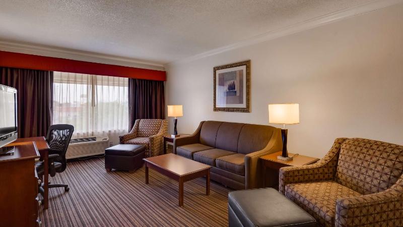Queen Suite with Two Queen Beds and Sofa Bed - Non-Smoking image 4