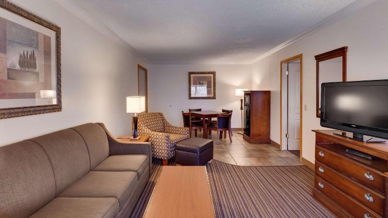 Queen Suite with Two Queen Beds and Sofa Bed - Non-Smoking image 3