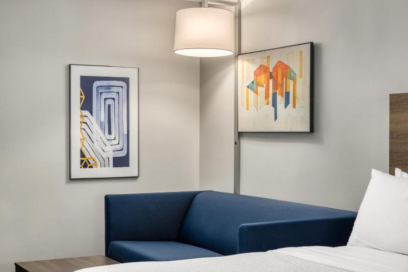 Standard Room with Two Queen Beds image 3