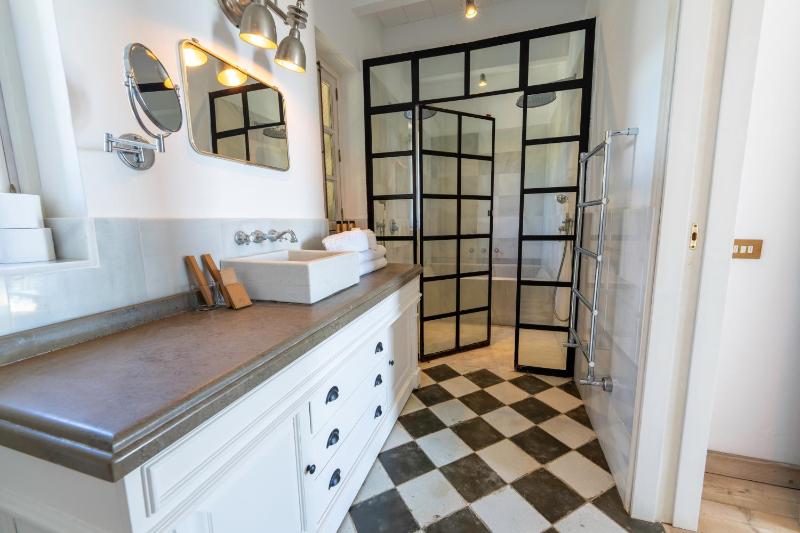 Suite with Sea View image 2